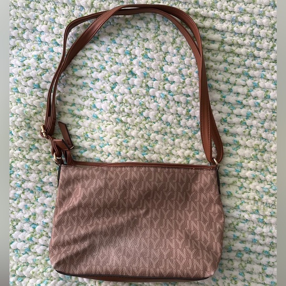 JNY Adjustable Strap Shoulder or Crossbody Bag - Picture 2 of 9